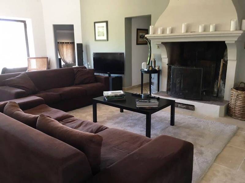 Bergerie en pierre rénovée à vendre à Menerbes avec une superbe vue