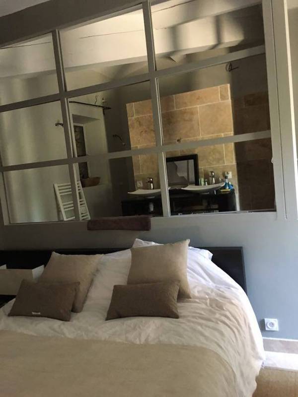 Bergerie en pierre rénovée à vendre à Menerbes avec une superbe vue