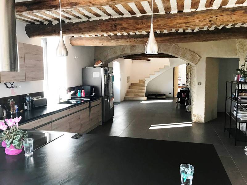 Mas entièrement restauré à la vente proche de l'Isle sur la Sorgue avec jardin et piscine