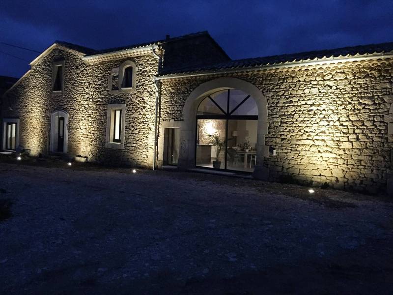 Mas entièrement restauré à la vente proche de l'Isle sur la Sorgue avec jardin et piscine
