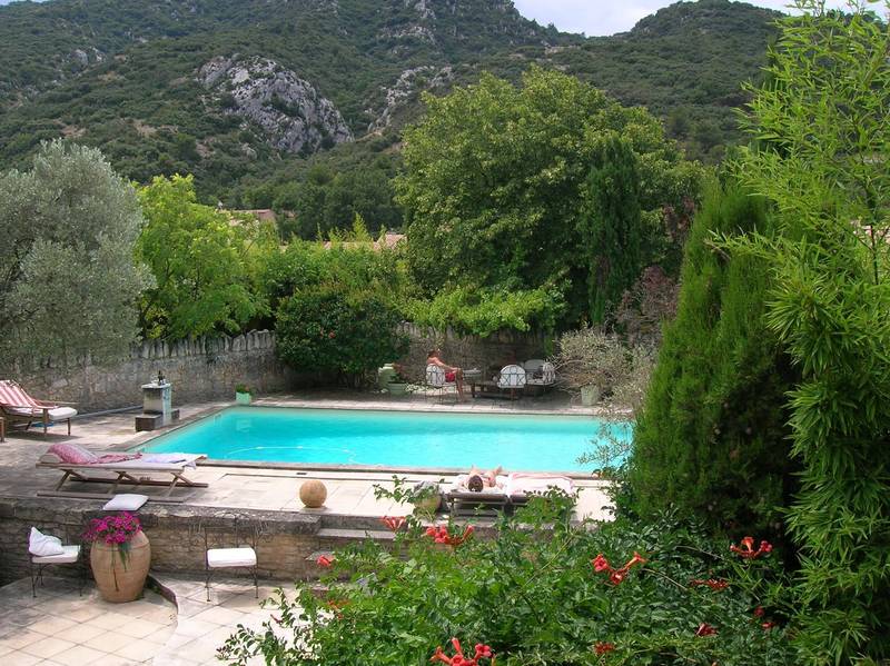 Mas ancien à vendre à Maubec avec jardin et piscine