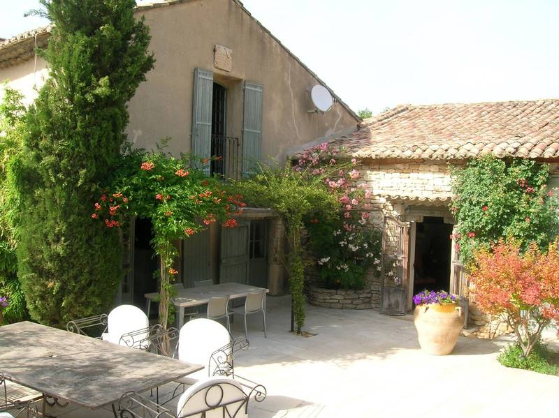 Mas en pierre avec cour intérieure jardin arboré et piscine