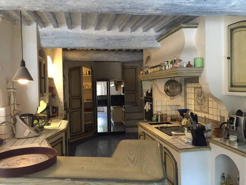 Mas ancien à vendre à Maubec avec jardin et piscine