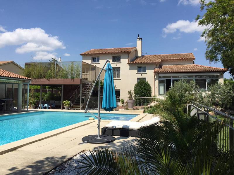 Maison contemporaine à vendre près d'Avignon avec jardin et piscine