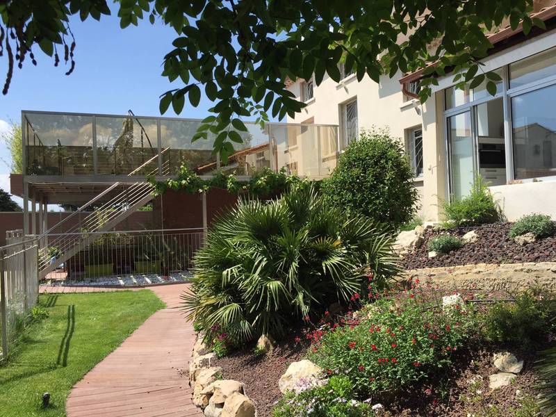 Villa contemporaine avec jardin paysagé à vendre près d'Avignon