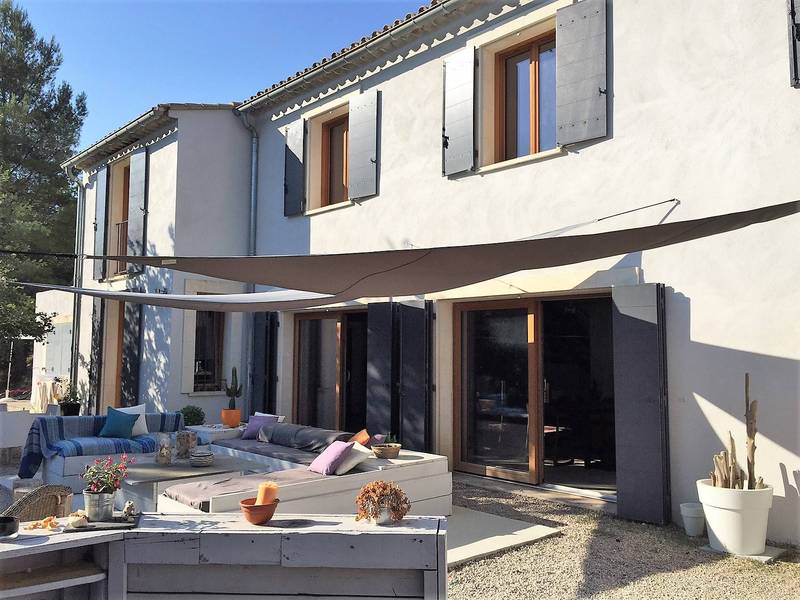 Maison contemporaine à vendre à Menerbes avec jardin et vue sur la montagne du Luberon
