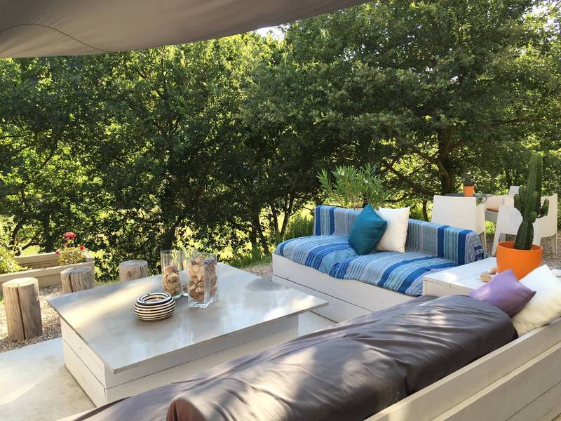 Maison contemporaine à vendre à Menerbes avec grande pièce de réception, jardin et belle vue
