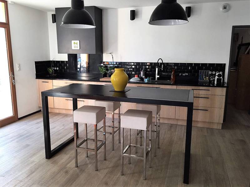 Maison contemporaine à vendre à Menerbes avec grande pièce de réception, jardin et belle vue