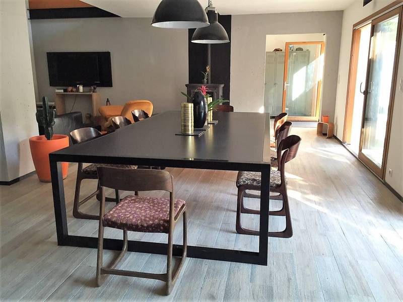 Maison contemporaine à vendre à Menerbes avec grande pièce de réception, jardin et belle vue