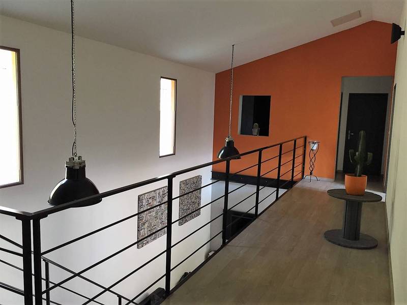 Maison contemporaine à vendre à Menerbes avec grande pièce de réception, jardin et belle vue