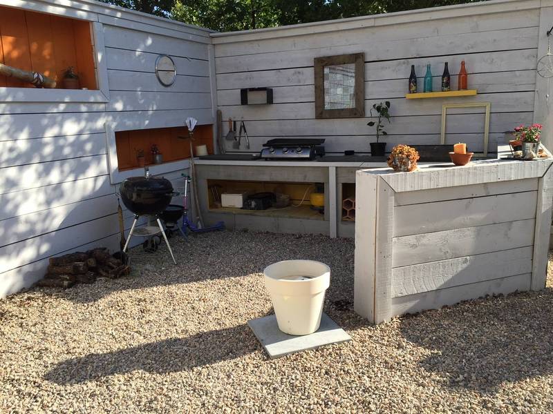 Maison contemporaine à vendre à Menerbes avec grande pièce de réception, jardin et belle vue