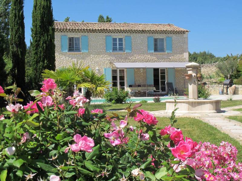 Maison à vendre à Gordes avec jardin, piscine et vue