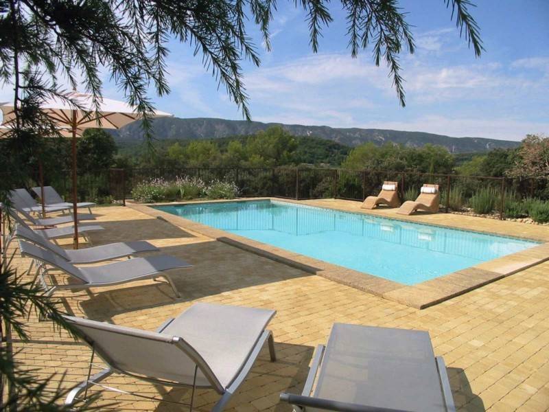 Bastide en pierre  à vendre à Menerbes avec une superbe vue sur le village