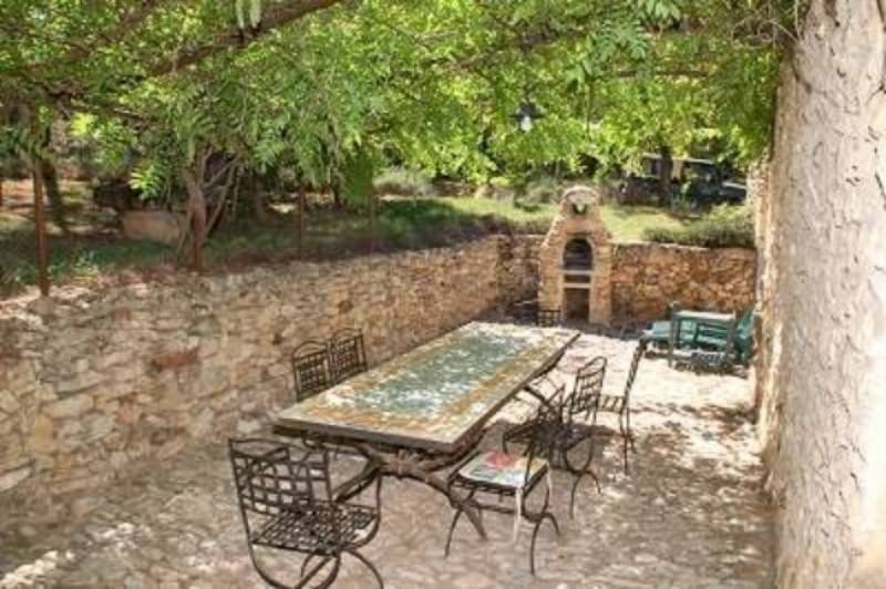 Bergerie restaurée à vendre à  Bonnieux avec une piscine intérieure