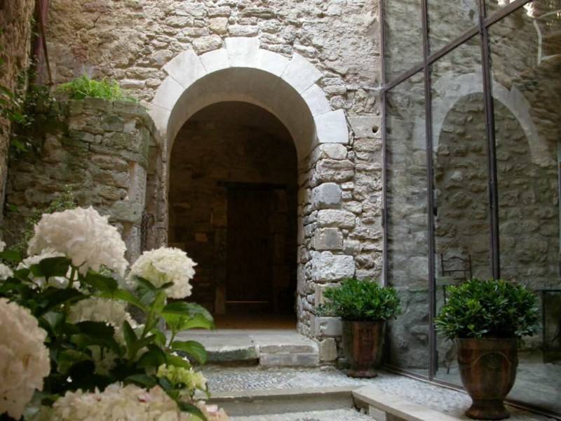 Maison de village à vendre à Menerbes au coeur du Village et au calme avec une terrasse jardin sur le toit et une vue d'exception