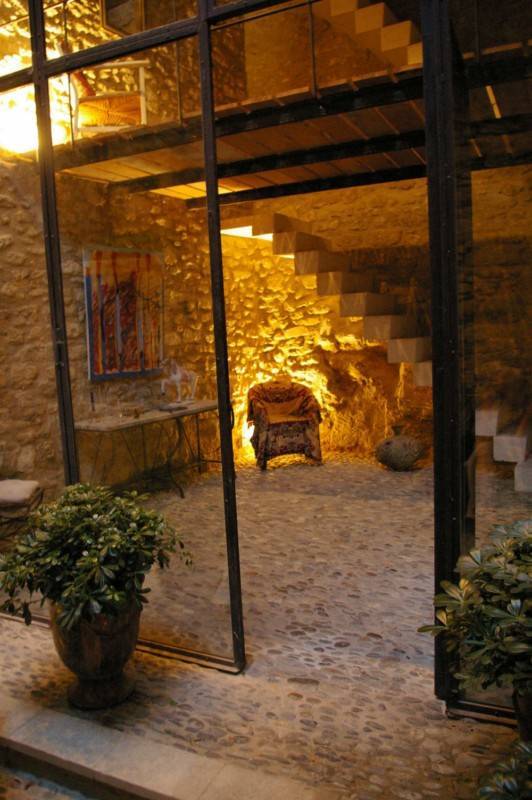 Maison de village à vendre à Menerbes au coeur du Village et au calme avec une terrasse jardin sur le toit et une vue d'exception