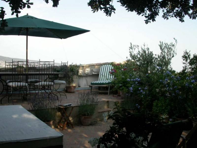 Maison de village à vendre à Menerbes au coeur du Village et au calme avec une terrasse jardin sur le toit et une vue d'exception