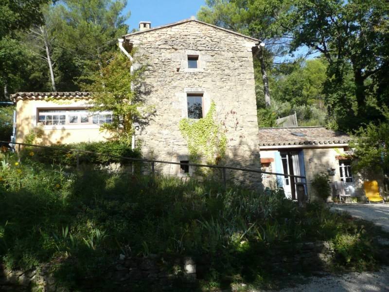 Bastidon ancien en pierre à vendre à Menerbes avec une belle vue sur le Village