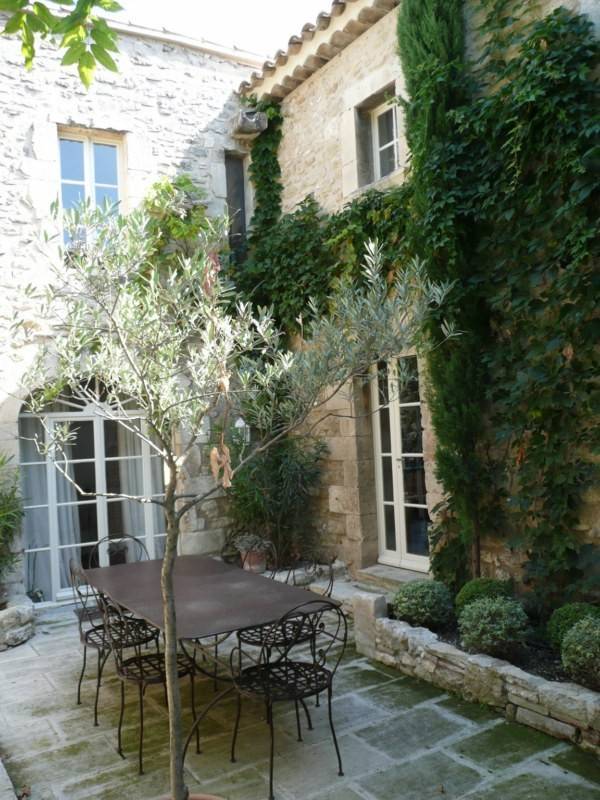 Cette demeure de Village à vendre à Menerbes dans le centre du Village avec une cour intérieure et une terrasse