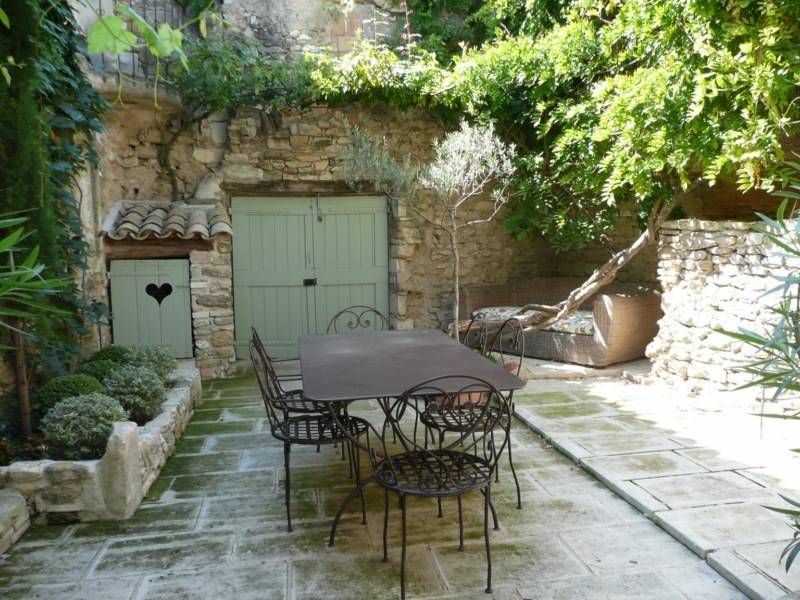 Cette demeure de Village à vendre à Menerbes dans le centre du Village avec une cour intérieure et une terrasse