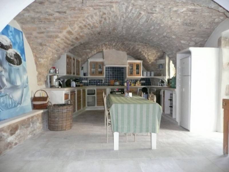Cette demeure de Village à vendre à Menerbes dans le centre du Village avec une cour intérieure et une terrasse