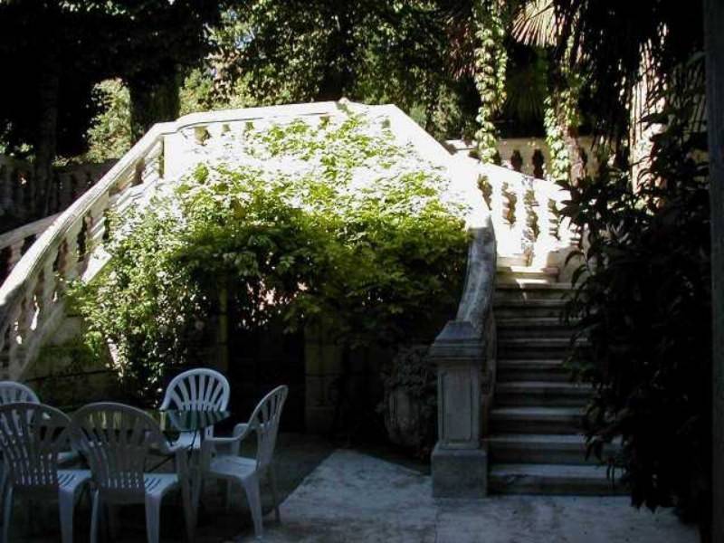 Hôtel particulier  à vendre à Uzès avec son parc, sa piscine et de très beaux éléments anciens