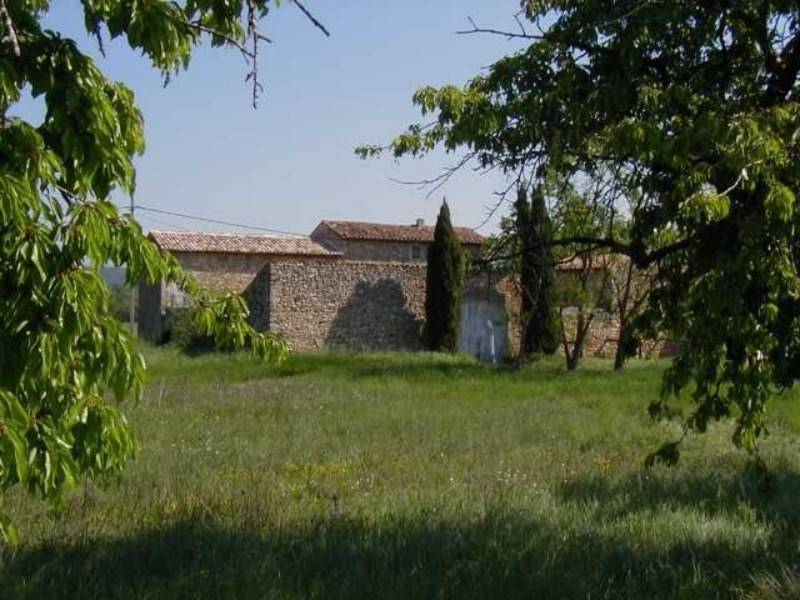 Vente de Mas à restaurer à Bonnieux Pont Julien, en pierre et datant du 18ème, avec sa cour intérieure