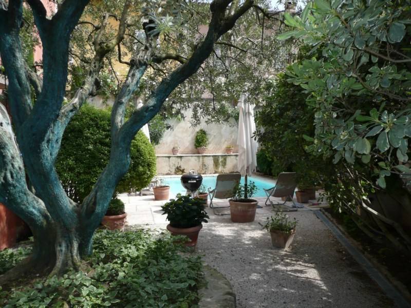 Hôtel particulier  à vendre à  PERNES LES FONTAINES,  en centre ville au calme avec piscine et jardin