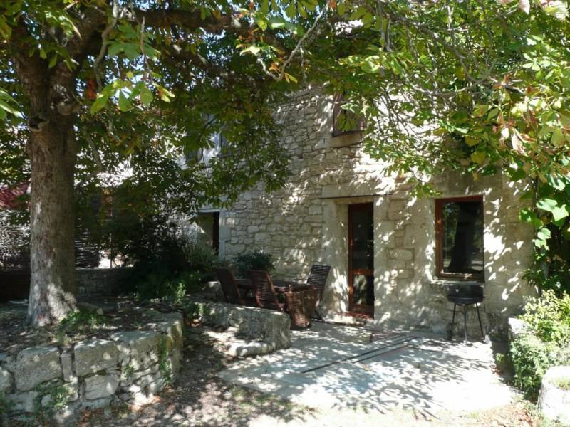 Maison de Hameau 18ème  à vendre à Saint Martin de Castillon avec un petit jardin privatif et une piscine
