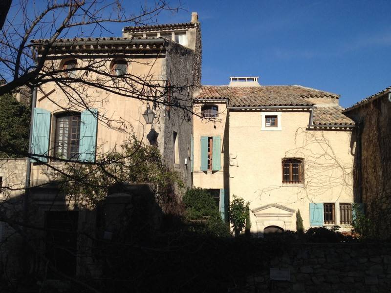 Demeure de Village à vendre à Oppède le Vieux restaurée avec cour intérieure jardin