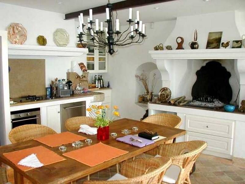 Maison de Village à vendre à Menerbes, restaurée avec terrasse, jardin et belle vue sur le Mont Ventoux