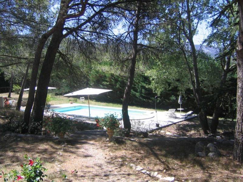 Maison en Pierre à vendre à Menerbes Luberon avec une pinède et une piscine