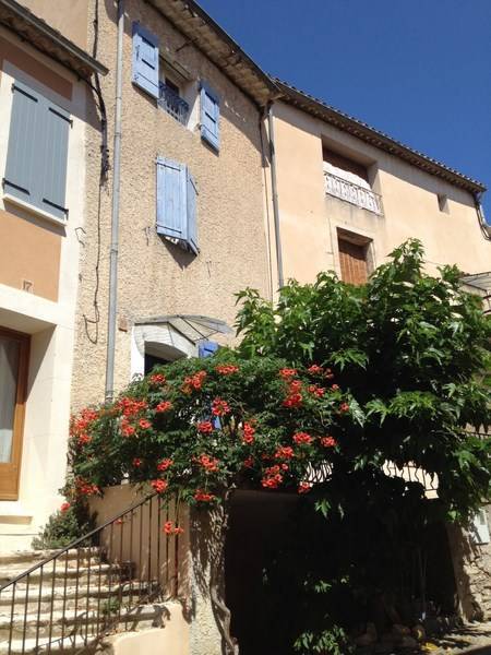 Maison de Village à vendre à Saint Saturnin Les Apt dans le Luberon avec cour intérieure et terrasse tropezienne en position dominante