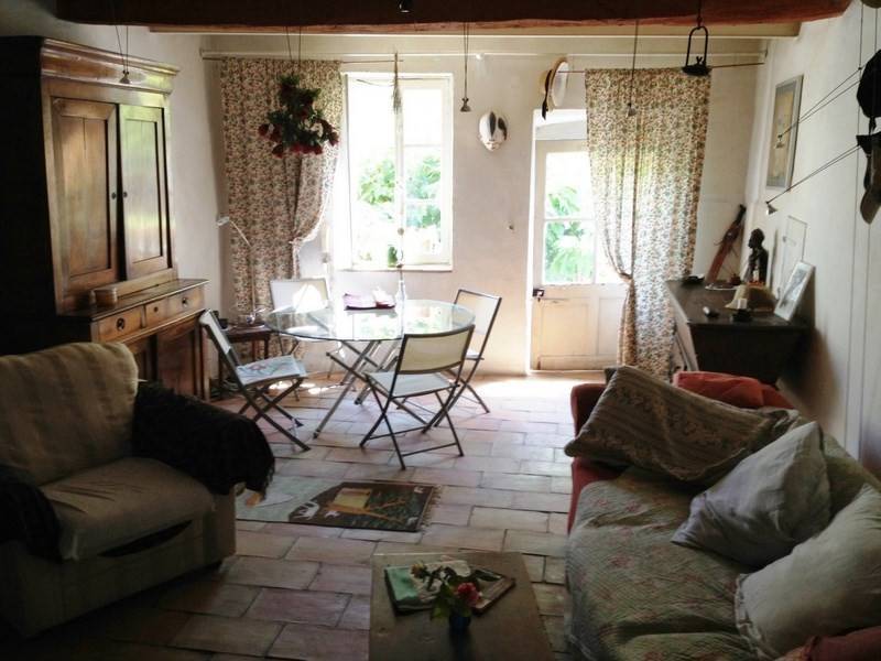 Maison de Village à vendre à Saint Saturnin Les Apt dans le Luberon avec cour intérieure et terrasse tropezienne en position dominante
