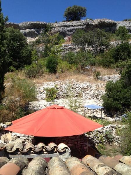 Maison de Village à vendre à Saint Saturnin Les Apt dans le Luberon avec cour intérieure et terrasse tropezienne en position dominante