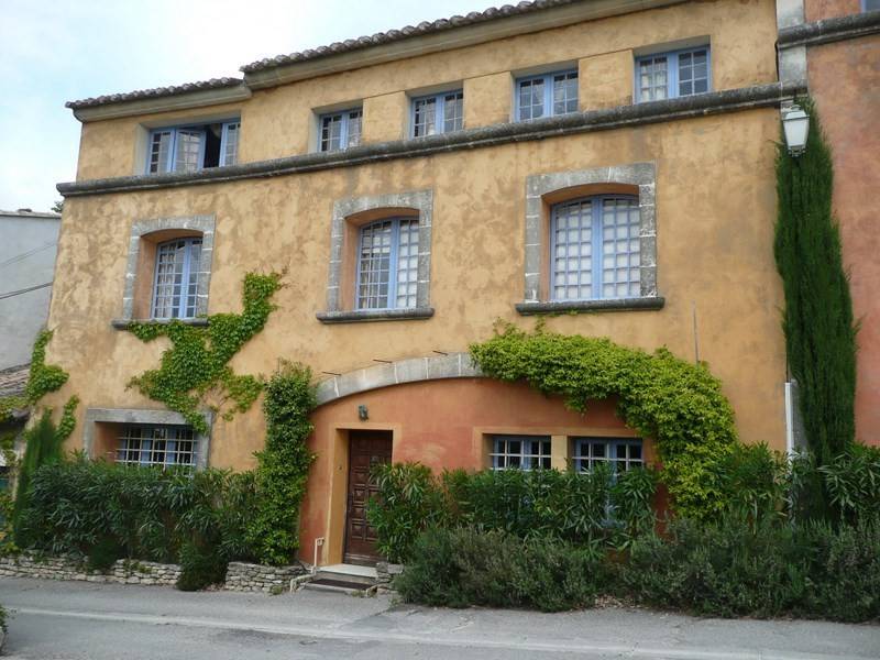 Maison de village 18ème  à vendre à Menerbes exposée plein sud avec une superbe vue sur la montagne du Luberon