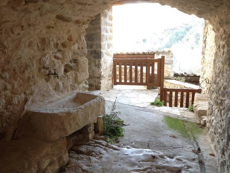 Maison de village 18ème à vendre à Oppédette dans les Gorges d'Oppédette avec terrasse et piscine
