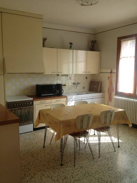 Maison en Pierre  à vendre à Sault dans le village avec un  jardin