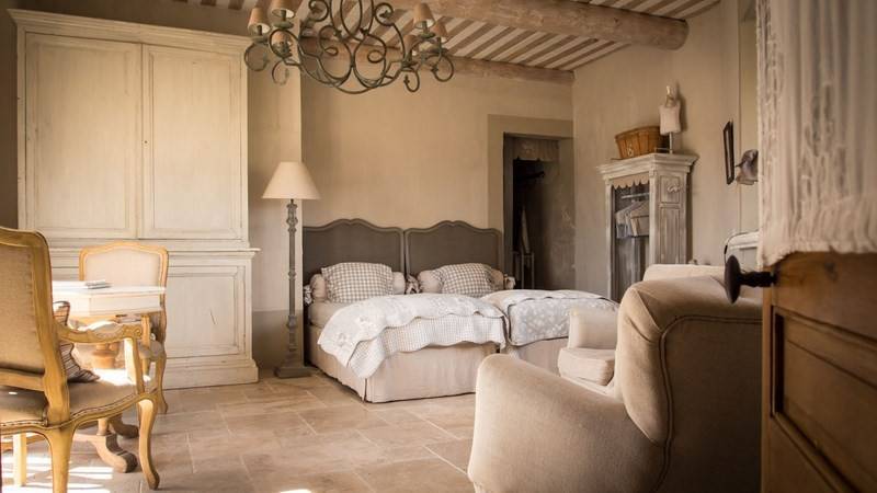 Bastide en pierre à vendre à Oppede avec une vue panoramique