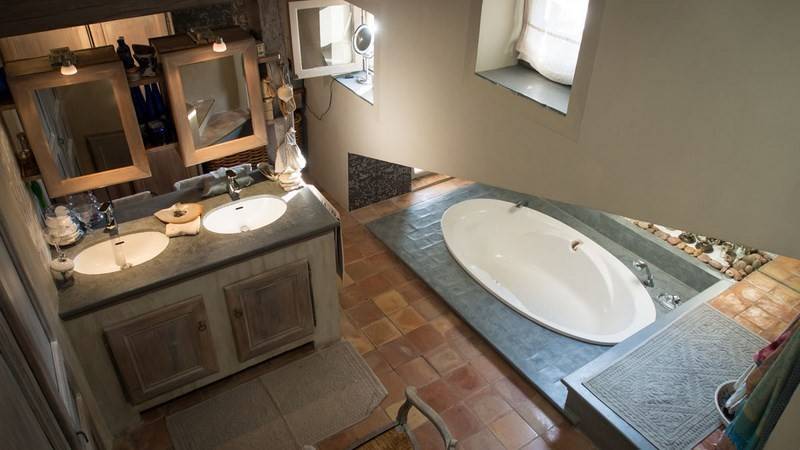 Bastide en pierre à vendre à Oppede avec une vue panoramique