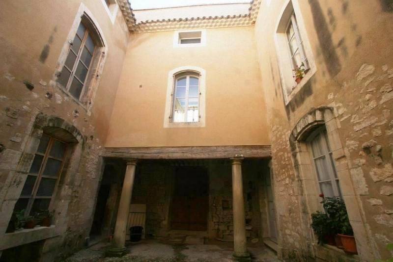 Hôtel particulier à vendre dans le centre historique de Pernes les Fontaines avec jardin et piscine