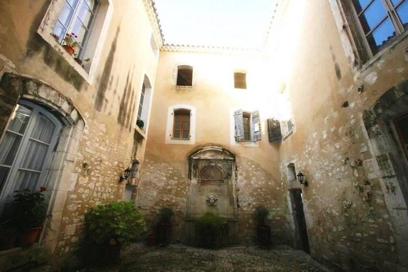 Hôtel particulier à vendre dans le centre historique de Pernes les Fontaines avec jardin et piscine