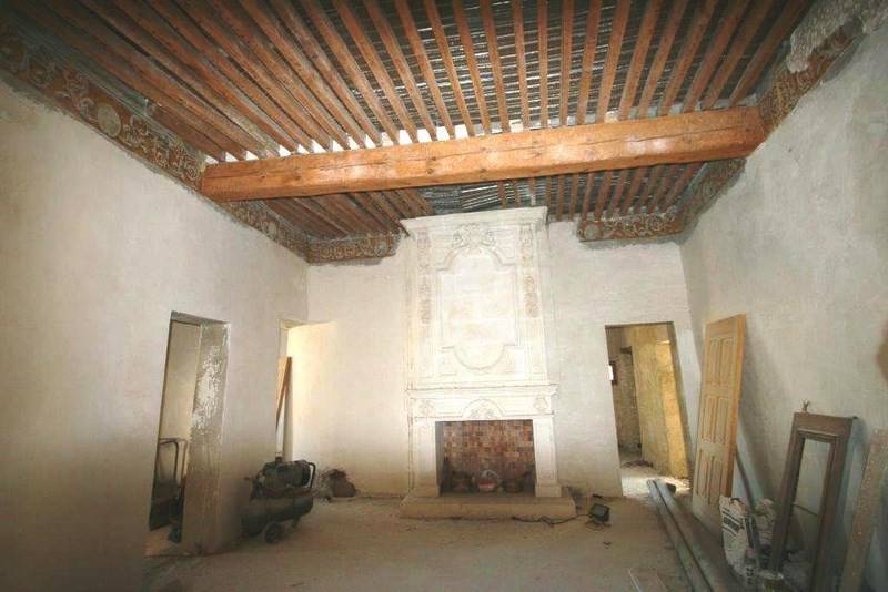 Hôtel particulier à vendre dans le centre historique de Pernes les Fontaines avec jardin et piscine